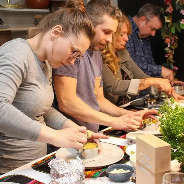 Participants qui préparent des bouchées lors d'un atelier de cuisine