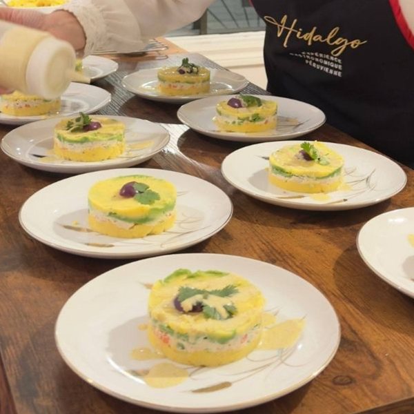 Assiettes de causa péruvienne dressées pour un souper