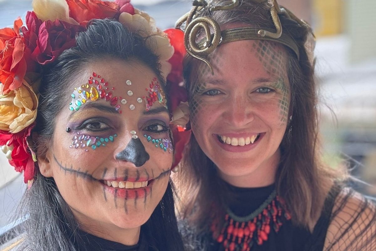 Deux femmes déguisées et maquillées pour un festival