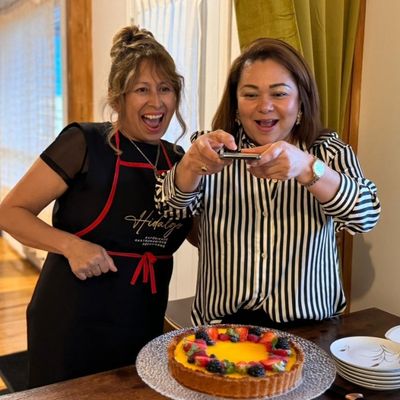 Femme qui prend une photo d'un gâteau qu'elle a préparé avec Marisol