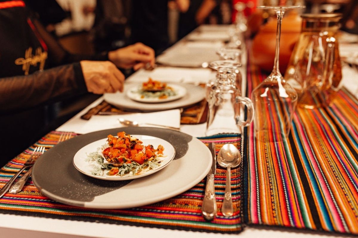 Table avec une jolie entrée dans une assiette