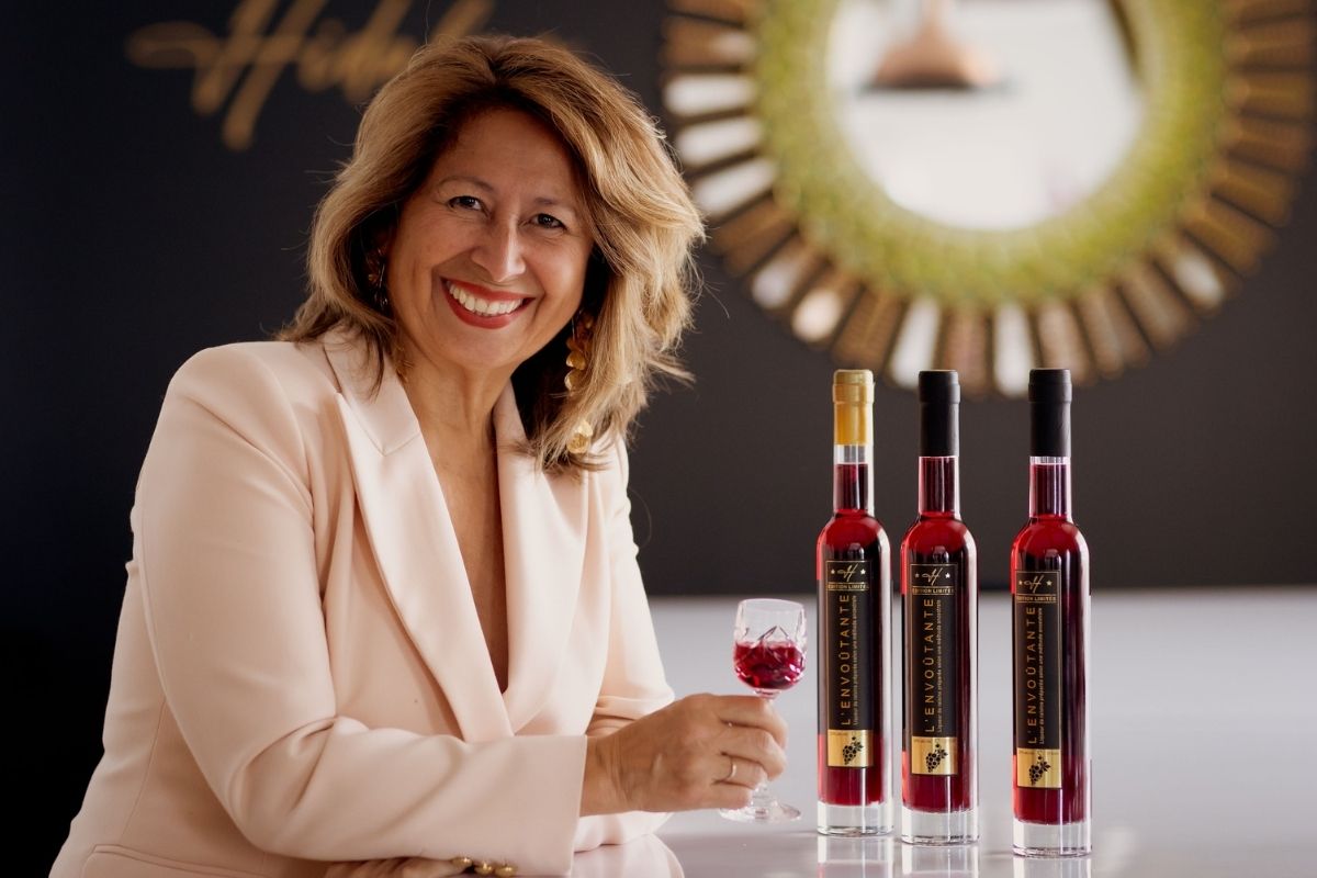 Marisol à côté de bouteilles de vin L'Envoûtante