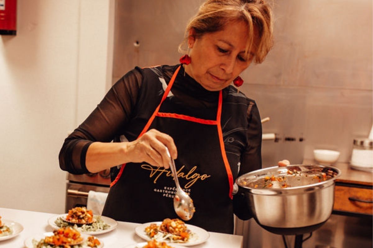 Marisol en train de cuisiner